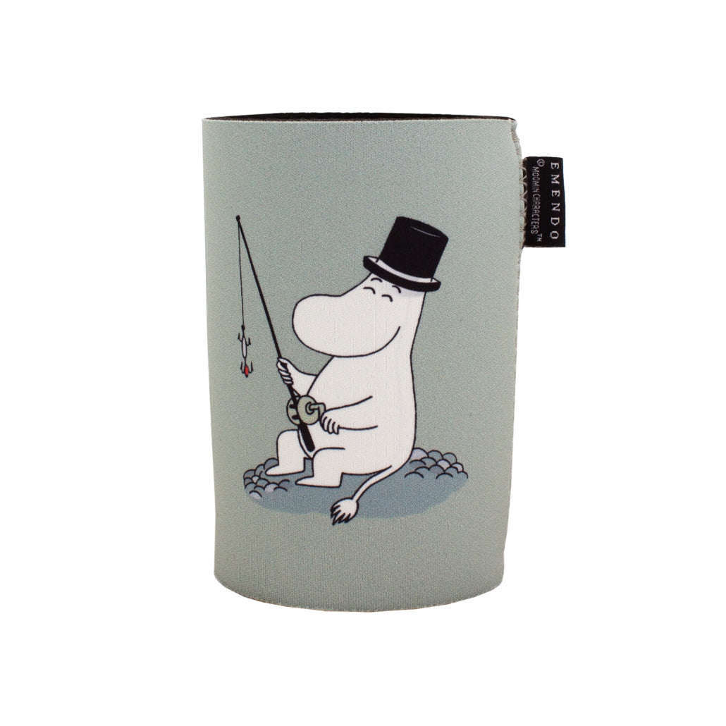 The Emendo Moomin Cooler Moominpappa is a light grey neoprene cup sleeve featuring Moominpappa with a black top hat and fishing rod, sitting on rocks. A small black tag with white text accents the side.