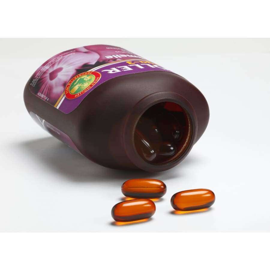A brown Möller bottle labeled "Möller Omega-3 Heart" is tipped over, spilling glossy, oval softgel capsules onto a white surface. Three omega-3 rich capsules, supporting heart health, lie outside the bottle.